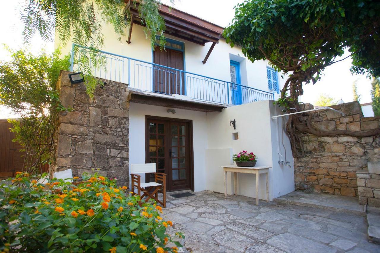 Cecilias Courtyard Country house *